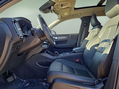 Certified 2025 Volvo XC40 B5 Core image 23