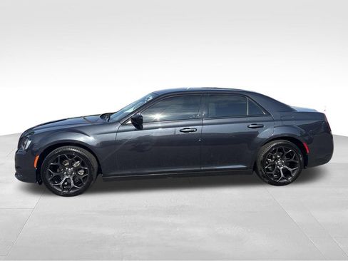 Used 2019 Chrysler 300 Touring w/ Sport Appearance Package RWD image 9