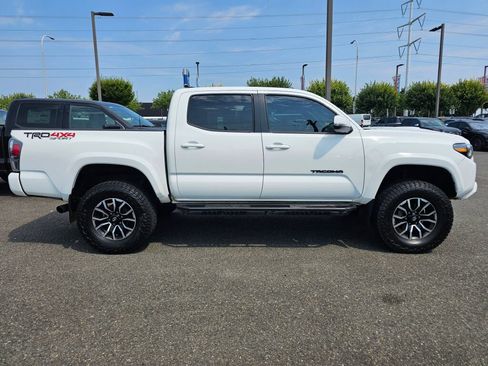 Used 2022 Toyota Tacoma TRD Sport w/ Black Out Package (TMS) AWD/4WD image 4