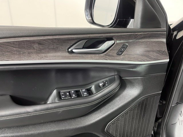 Used 2025 Jeep Grand Cherokee Limited AWD/4WD image 16