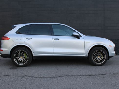 Used 2017 Porsche Cayenne S image 7