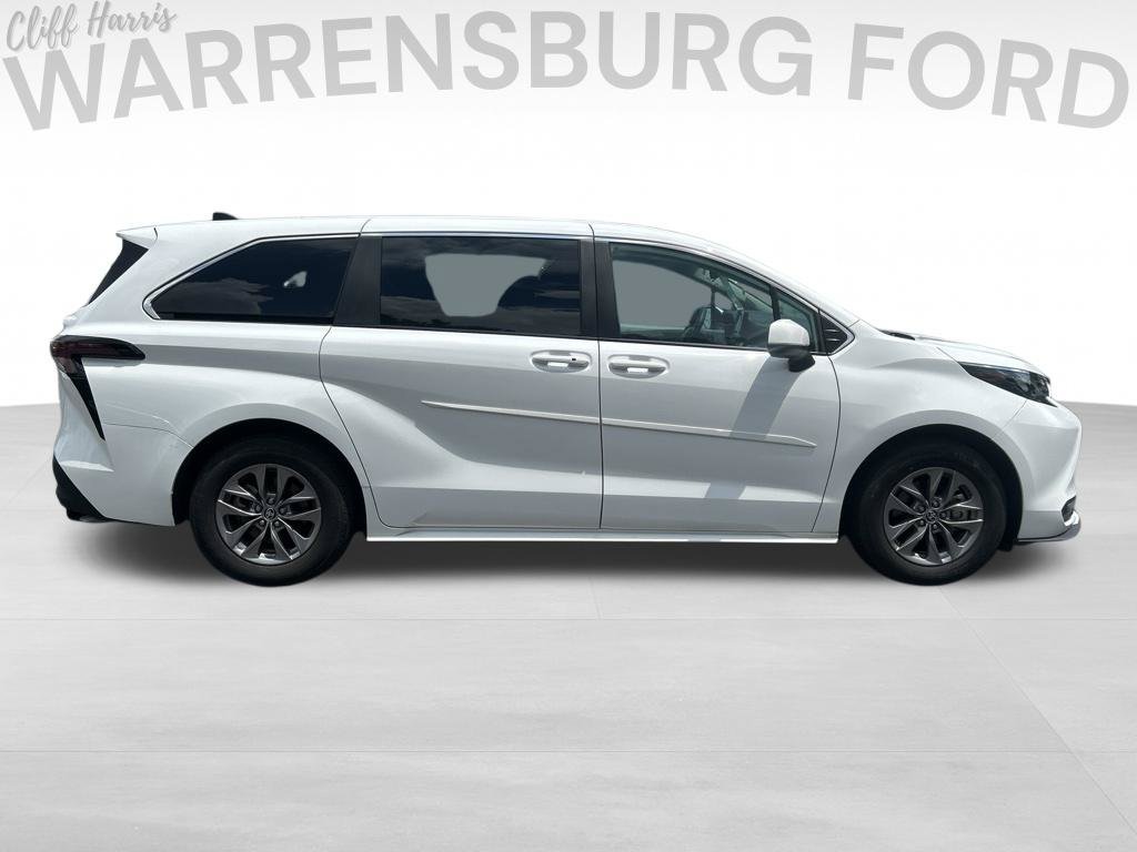 Used 2025 Toyota Sienna LE AWD/4WD image 8