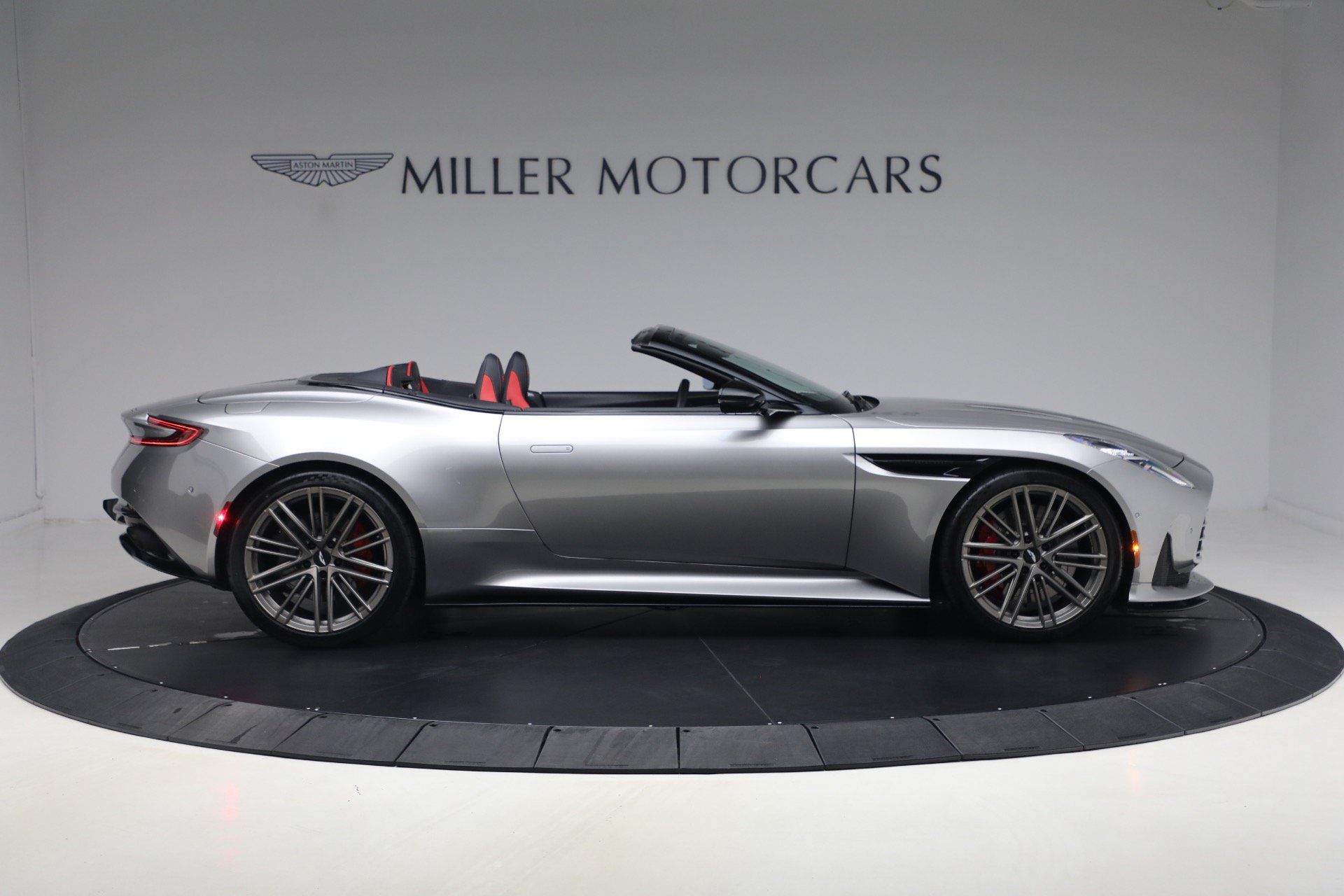 Used 2024 Aston Martin DB12 Convertible RWD image 9