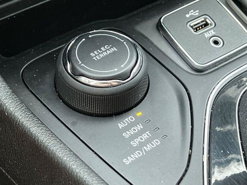 Used 2019 Jeep Cherokee Limited AWD/4WD image 31