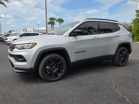 Used 2026 Jeep Compass Latitude AWD/4WD image 3