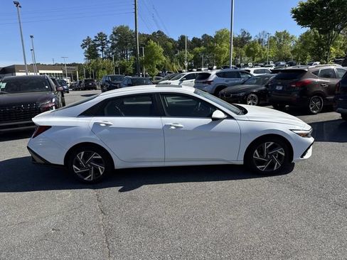 Used 2025 Hyundai Elantra SEL FWD image 8