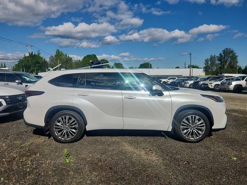 Used 2024 Toyota Highlander Platinum AWD/4WD image 3