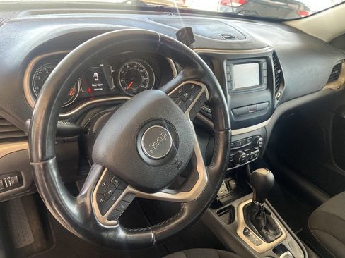 Used 2015 Jeep Cherokee Latitude FWD image 3
