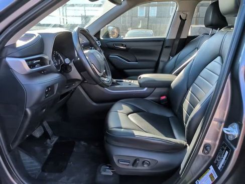 Used 2024 Toyota Highlander XLE image 16