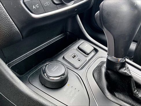 Used 2019 Jeep Cherokee Latitude Plus w/ Cold Weather Group AWD/4WD image 32
