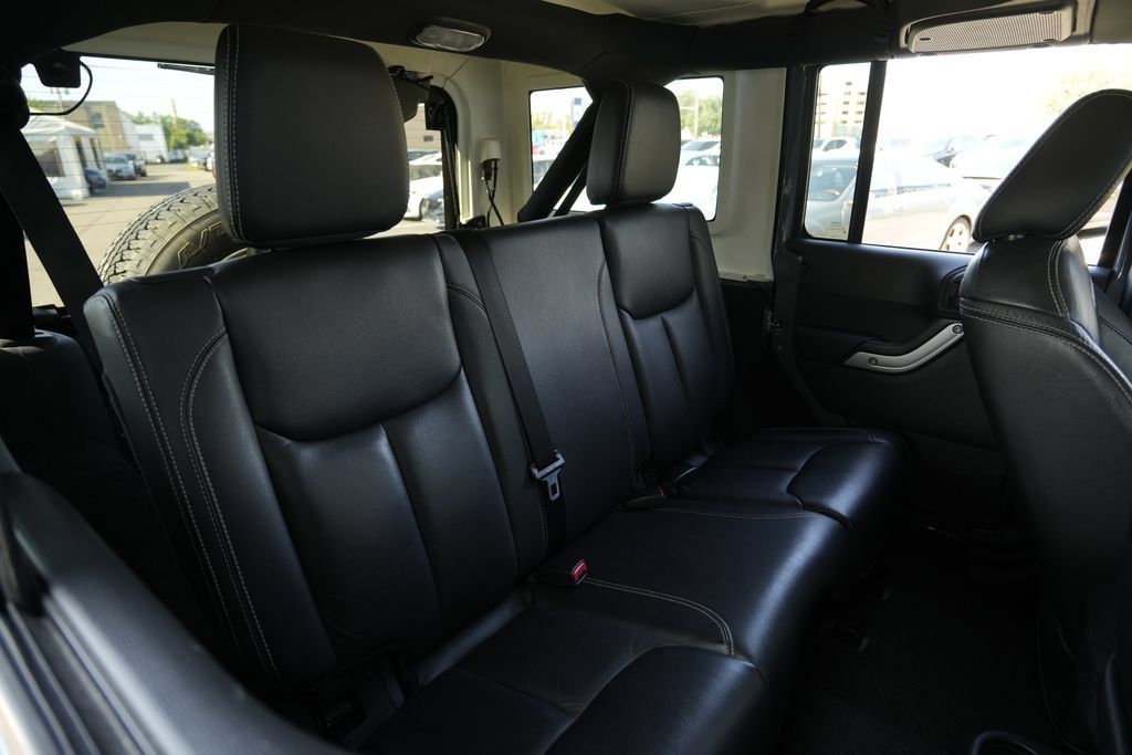 Used 2015 Jeep Wrangler Unlimited Sahara w/ Connectivity Group AWD/4WD image 27