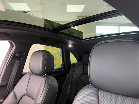 Used 2024 Porsche Macan image 8
