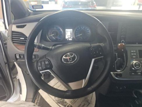 Used 2020 Toyota Sienna Limited FWD image 11