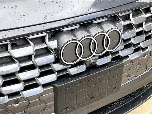 Used 2025 Audi Q5 Premium w/ Convenience Package image 28