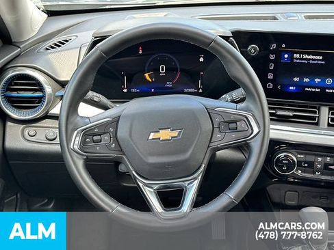 Used 2025 Chevrolet Trax LT w/ LT Convenience Package FWD image 27