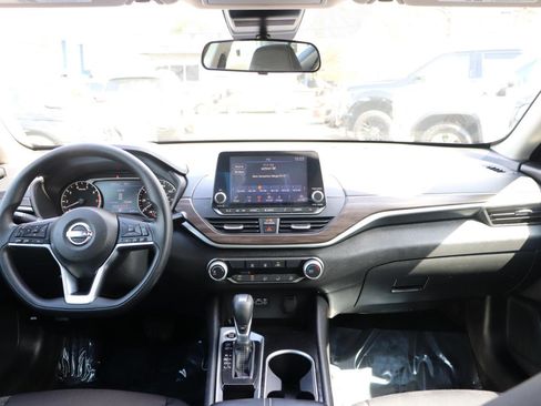 Used 2024 Nissan Altima 2.5 SV image 16