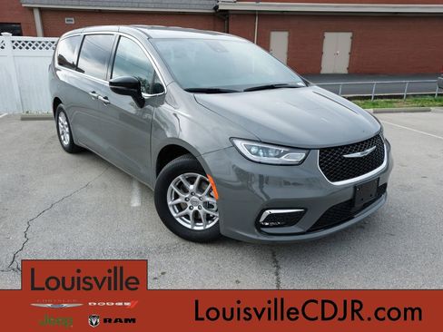 Used 2025 Chrysler Pacifica Select image 1