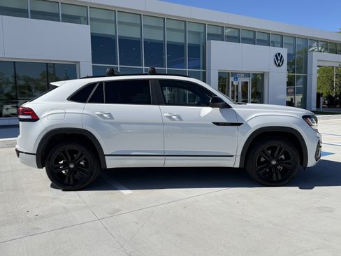 Used 2023 Volkswagen Atlas Cross Sport SEL R-Line image 2