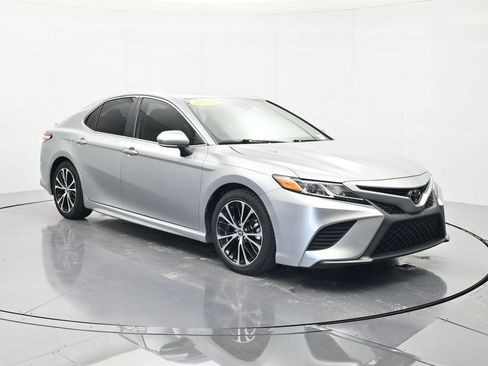 Used 2020 Toyota Camry SE w/ Convenience Package FWD image 3