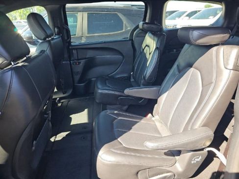 Used 2025 Chrysler Pacifica Select FWD image 7