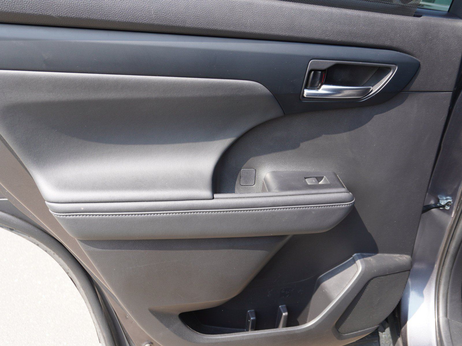 Used 2022 Toyota Highlander XLE FWD image 13