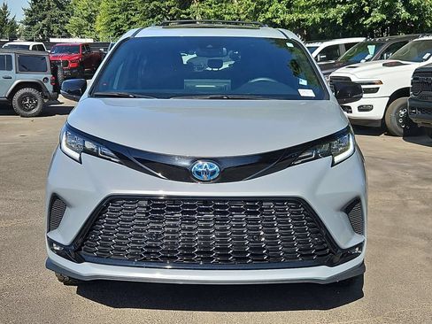 Used 2025 Toyota Sienna XSE w/ XSE Premium Package AWD/4WD image 2