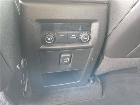 Used 2021 Chevrolet Traverse LT FWD image 16