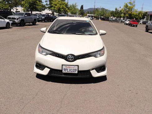 Used 2018 Toyota Corolla iM w/ Carpet Mat Package (TMS) FWD image 2