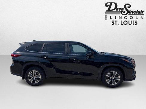 Used 2023 Toyota Highlander XLE AWD/4WD image 2