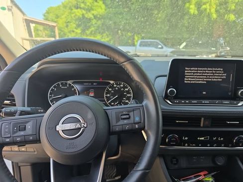 Used 2024 Nissan Rogue SV w/ SV Premium Package FWD image 13