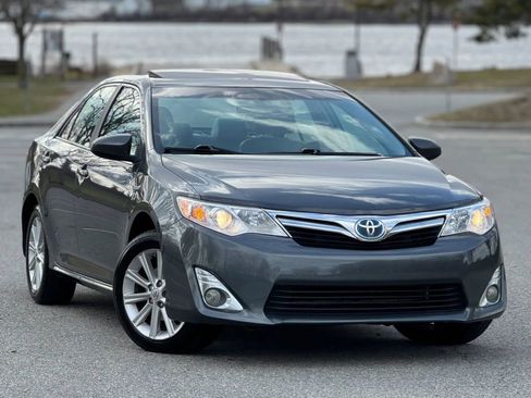 Used 2012 Toyota Camry XLE w/ Leather Pkg FWD image 2