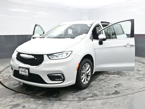 Used 2023 Chrysler Pacifica Touring-L image 41