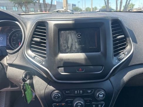 Used 2019 Jeep Cherokee Latitude w/ Popular Appearance Group FWD image 4