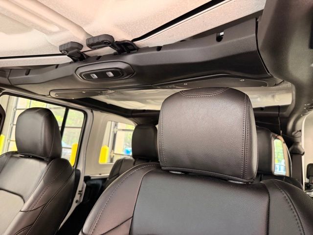 Used 2024 Jeep Wrangler Unlimited Sahara w/ Dual Top Group AWD/4WD image 23