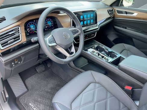 Used 2024 Volkswagen Atlas SE image 4