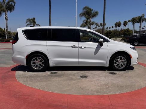 Used 2023 Chrysler Pacifica Touring-L FWD image 9