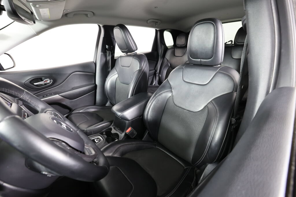 Used 2019 Jeep Cherokee Latitude Plus w/ Comfort/Convenience Group FWD image 11