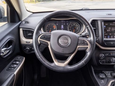 Used 2018 Jeep Cherokee Limited AWD/4WD image 17