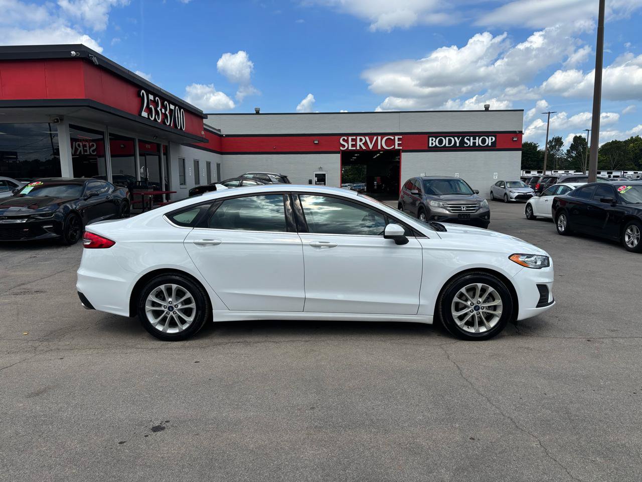 Used 2019 Ford Fusion SE FWD image 2