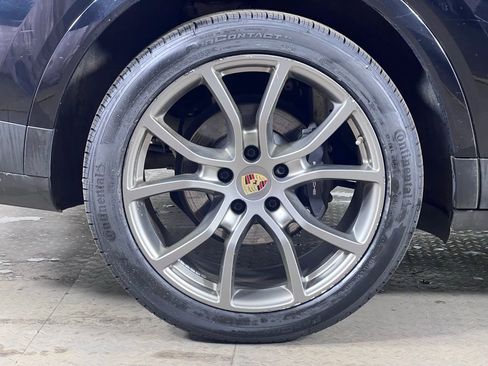 Certified 2023 Porsche Cayenne Platinum Edition image 12