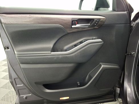 Used 2022 Toyota Highlander Platinum AWD/4WD image 2