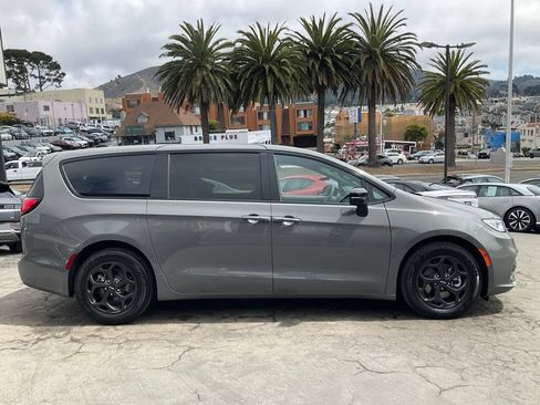 Used 2023 Chrysler Pacifica Limited w/ S Appearance Package FWD image 3
