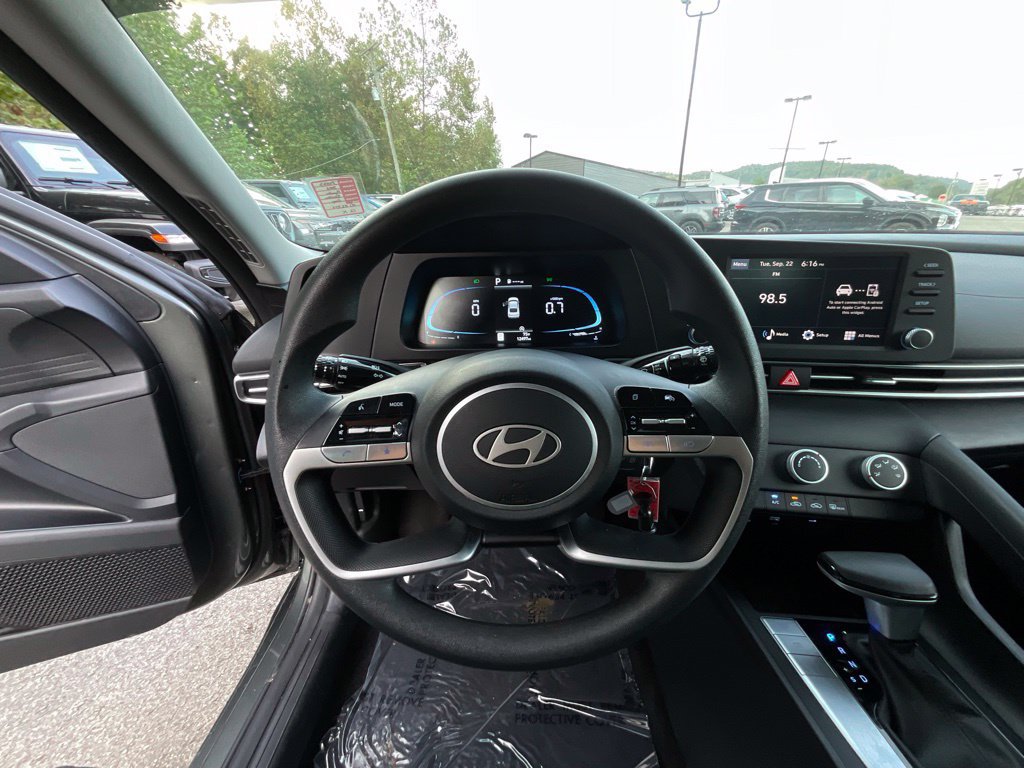 Used 2026 Hyundai Elantra SE w/ Cargo Package FWD image 10