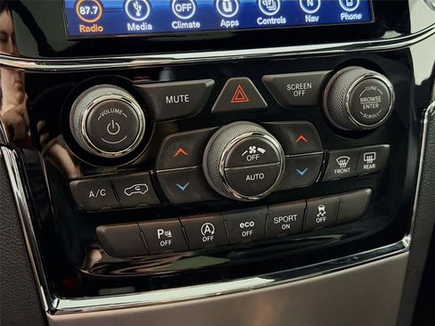 Used 2019 Jeep Grand Cherokee Limited w/ Luxury Group II image 17