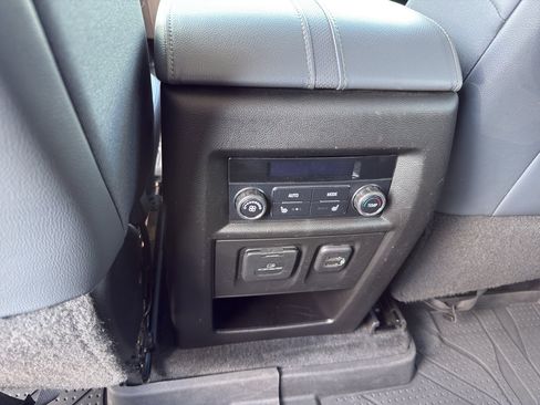 Used 2021 Chevrolet Traverse Premier image 26