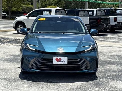 Used 2025 Toyota Camry XLE FWD image 4