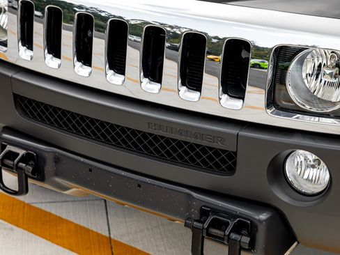 Used 2010 HUMMER H3T Adventure image 17