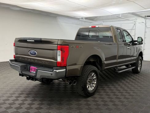 Used 2017 Ford F250 XLT w/ XLT Premium Package AWD/4WD image 9