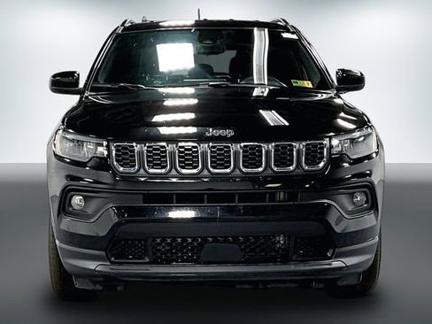 Used 2024 Jeep Compass Latitude image 2