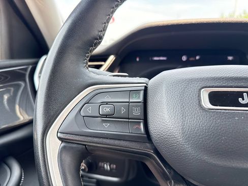 Used 2022 Jeep Grand Cherokee L Laredo w/ Luxury Tech Group I AWD/4WD image 16